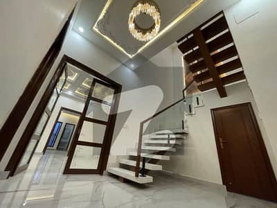 رائل آرچرڈ ملتان پبلک سکول روڈ,ملتان میں 5 کمروں کا 10 مرلہ مکان 3.2 کروڑ میں برائے فروخت۔