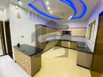 بحریہ ٹاؤن فیز 8 بحریہ ٹاؤن راولپنڈی,راولپنڈی میں 5 کمروں کا 10 مرلہ مکان 3.5 کروڑ میں برائے فروخت۔