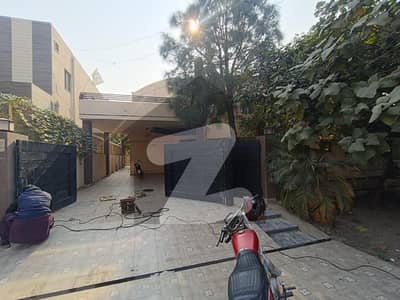 ONE KANAL BEAUTIFULL HOUSE AVALIABLE FOR RENT IN DHA DEFANCE PHASE 4