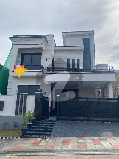 ڈی ایچ اے ڈیفینس فیز 5 ڈی ایچ اے ڈیفینس,اسلام آباد میں 5 کمروں کا 10 مرلہ مکان 7.25 کروڑ میں برائے فروخت۔