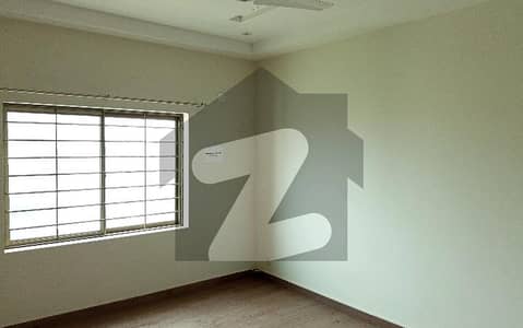 عسکری 10 - سیکٹر ایس عسکری 10,عسکری,لاہور میں 4 کمروں کا 12 مرلہ فلیٹ 4.65 کروڑ میں برائے فروخت۔