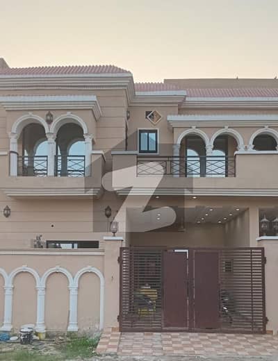 پنجاب یونیورسٹی سوسائٹی فیز 2 پنجاب یونیورسٹی ایمپلائیز سوسائٹی,لاہور میں 5 کمروں کا 6 مرلہ مکان 2.7 کروڑ میں برائے فروخت۔