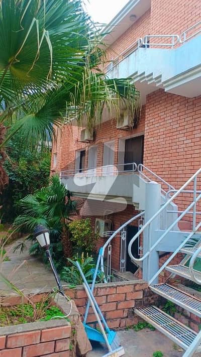 ایف ۔ 6 اسلام آباد میں 6 کمروں کا 2 کنال مکان 8.0 لاکھ میں کرایہ پر دستیاب ہے۔