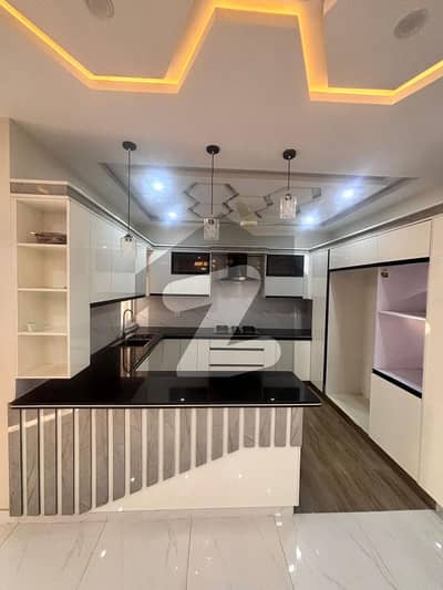 بحریہ ٹاؤن فیز 8 ۔ ابو بکر بلاک بحریہ ٹاؤن فیز 8 ۔ سفاری ویلی,بحریہ ٹاؤن فیز 8,بحریہ ٹاؤن راولپنڈی,راولپنڈی میں 5 کمروں کا 7 مرلہ مکان 3.3 کروڑ میں برائے فروخت۔