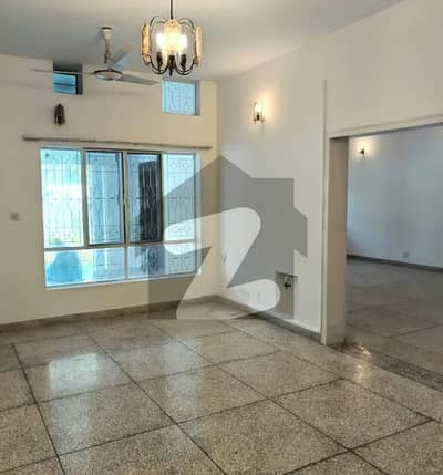 جی ۔ 10 اسلام آباد میں 3 کمروں کا 14 مرلہ مکان 1.6 لاکھ میں کرایہ پر دستیاب ہے۔