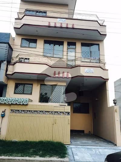 5 MARLA BEAUTIFUL HOUSE FOR RENT AT THE HOT LOCATION OF JOHAR TOWN NEAR EMPORIUM