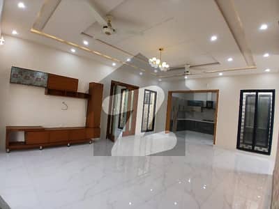 کینال روڈ فیصل آباد میں 6 کمروں کا 18 مرلہ مکان 6.5 کروڑ میں برائے فروخت۔