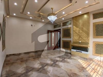 سعید کالونی فیصل آباد میں 6 کمروں کا 18 مرلہ مکان 6.5 کروڑ میں برائے فروخت۔