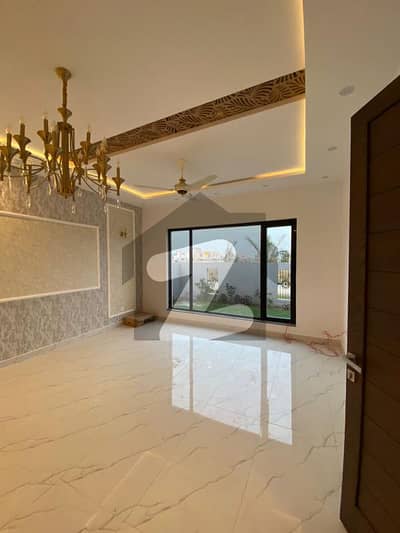 ڈی ایچ اے فیز 5 - بلاک ایچ فیز 5,ڈیفنس (ڈی ایچ اے),لاہور میں 5 کمروں کا 1 کنال مکان 3.5 لاکھ میں کرایہ پر دستیاب ہے۔