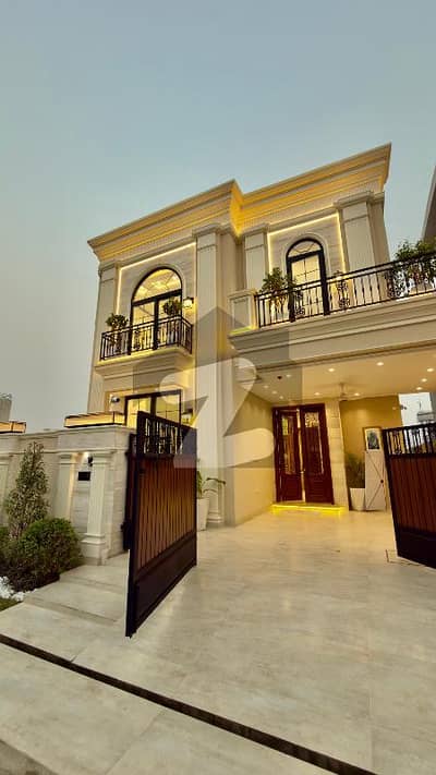 ڈی ایچ اے 9 ٹاؤن ڈیفنس (ڈی ایچ اے),لاہور میں 4 کمروں کا 8 مرلہ مکان 6.5 کروڑ میں برائے فروخت۔