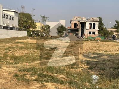 ڈی ایچ اے فیز 8 - بلاک ڈبلیو فیز 8,ڈیفنس (ڈی ایچ اے),لاہور میں 1 کنال رہائشی پلاٹ 7.9 کروڑ میں برائے فروخت۔