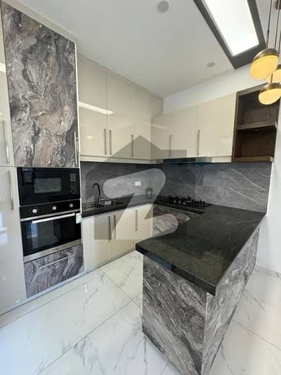 ڈی ایچ اے فیز 8 - زون اے ڈی ایچ اے فیز 8,ڈی ایچ اے ڈیفینس,کراچی میں 4 کمروں کا 5 مرلہ مکان 2.5 لاکھ میں کرایہ پر دستیاب ہے۔