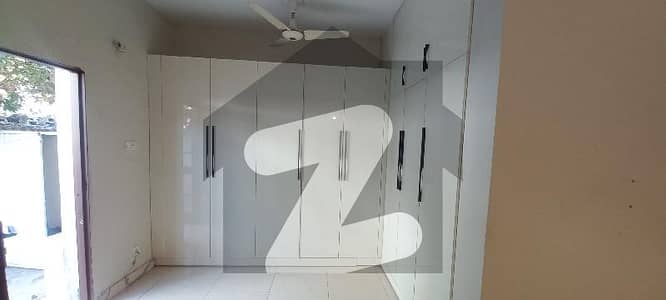 ایف ۔ 10 اسلام آباد میں 6 کمروں کا 1 کنال مکان 5.8 لاکھ میں کرایہ پر دستیاب ہے۔