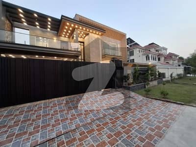 1 Kanal House Situated In EME Society For Sale