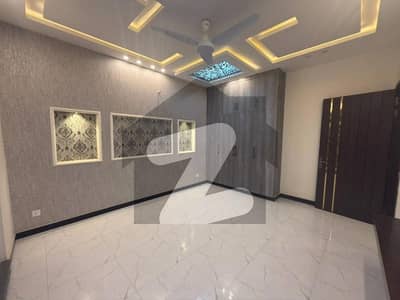 ڈی ایچ اے فیز 5 - بلاک ایل فیز 5,ڈیفنس (ڈی ایچ اے),لاہور میں 4 کمروں کا 10 مرلہ مکان 2.0 لاکھ میں کرایہ پر دستیاب ہے۔