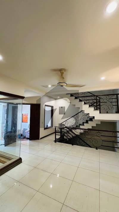 خیابانِ اقبال ڈی ایچ اے فیز 8,ڈی ایچ اے ڈیفینس,کراچی میں 4 کمروں کا 4 مرلہ مکان 2.4 لاکھ میں کرایہ پر دستیاب ہے۔