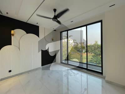 12 MARLA FIRST FLOOR HOT LOCATION