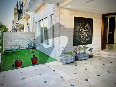 10 Marla House In Bahria Town Phase 8 - Lake Garden Block Is Available For sale