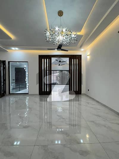 Neat & Clean 10 Marla Upper Portion Non Furnished in Chambeli Block Bahria Town Lahore