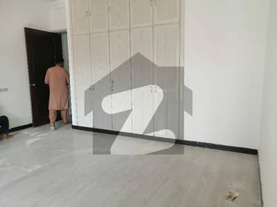 کینٹ لاہور میں 6 کمروں کا 2 کنال مکان 6.0 لاکھ میں کرایہ پر دستیاب ہے۔