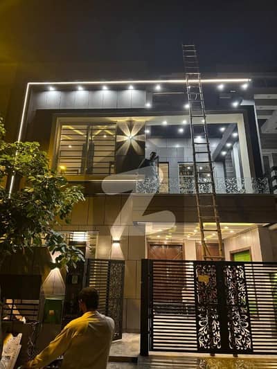 بحریہ ٹاؤن جناح بلاک بحریہ ٹاؤن سیکٹر ای,بحریہ ٹاؤن,لاہور میں 3 کمروں کا 5 مرلہ مکان 2.4 کروڑ میں برائے فروخت۔