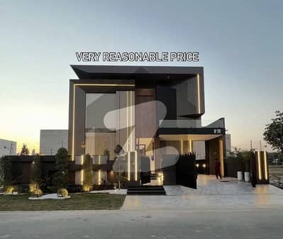 ڈی ایچ اے فیز 8 ڈیفنس (ڈی ایچ اے),لاہور میں 5 کمروں کا 1 کنال مکان 3.1 لاکھ میں کرایہ پر دستیاب ہے۔