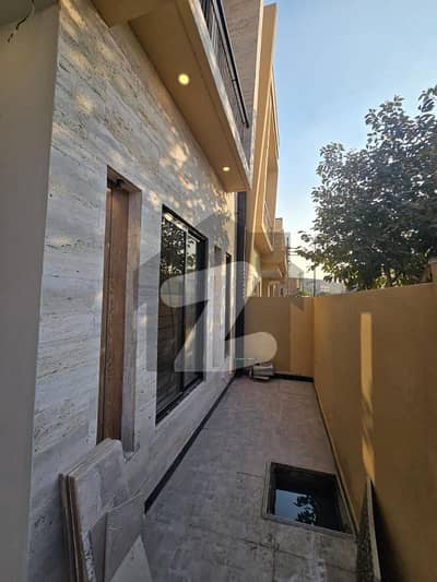 بحریہ انکلیو بحریہ ٹاؤن,اسلام آباد میں 5 کمروں کا 8 مرلہ مکان 3.5 کروڑ میں برائے فروخت۔