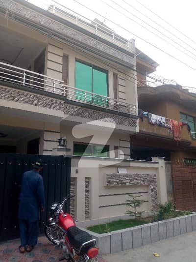 سوان گارڈن اسلام آباد میں 5 کمروں کا 10 مرلہ مکان 4.2 کروڑ میں برائے فروخت۔