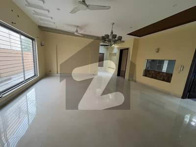 ڈی ایچ اے فیز 5 - بلاک بی فیز 5,ڈیفنس (ڈی ایچ اے),لاہور میں 5 کمروں کا 1 کنال مکان 3.7 لاکھ میں کرایہ پر دستیاب ہے۔