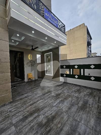 سینٹرل پارک ہاؤسنگ سکیم لاہور میں 3 کمروں کا 7 مرلہ مکان 2.4 کروڑ میں برائے فروخت۔