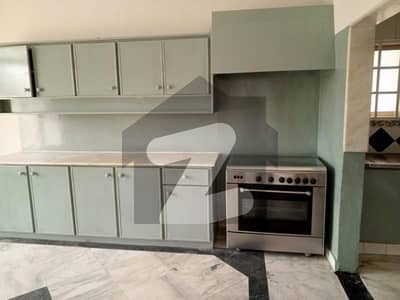 ایف ۔ 11 اسلام آباد میں 3 کمروں کا 1 کنال بالائی پورشن 1.7 لاکھ میں کرایہ پر دستیاب ہے۔