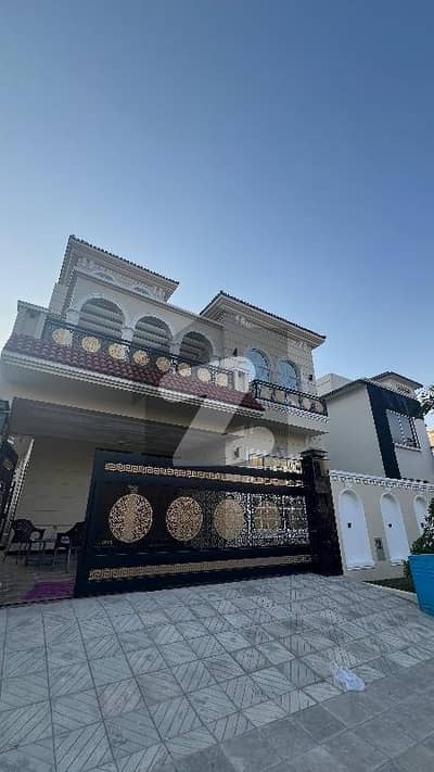 ڈی ایچ اے فیز2 - سیکٹرجے کمرشل ایریا ڈی ایچ اے ڈیفینس فیز 2,ڈی ایچ اے ڈیفینس,اسلام آباد میں 5 کمروں کا 10 مرلہ مکان 7.25 کروڑ میں برائے فروخت۔