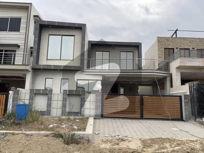 ایئرپورٹ گرین گارڈن کشمیر ہائی وے,اسلام آباد میں 4 کمروں کا 10 مرلہ مکان 3.65 کروڑ میں برائے فروخت۔