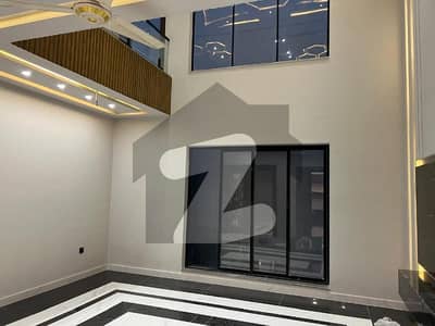 عبداللہ گارڈنز ایسٹ کینال روڈ,کینال روڈ,فیصل آباد میں 5 کمروں کا 10 مرلہ مکان 5.45 کروڑ میں برائے فروخت۔