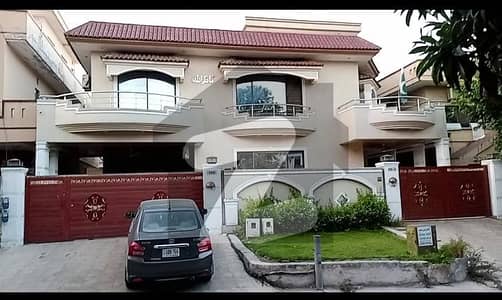 *E,11/4- 1 KANAL UPPER PORTION FOR RENT 3 BED ATTACHED BATH DD TVL SERVANT MARBLE FLOOR BEST LOCATION*