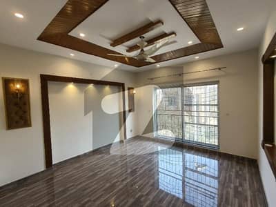 بحریہ ٹاؤن عمر بلاک بحریہ ٹاؤن سیکٹر B,بحریہ ٹاؤن,لاہور میں 5 کمروں کا 8 مرلہ مکان 1.3 لاکھ میں کرایہ پر دستیاب ہے۔