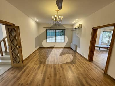 ایف ۔ 6 اسلام آباد میں 5 کمروں کا 1 کنال مکان 8.0 لاکھ میں کرایہ پر دستیاب ہے۔