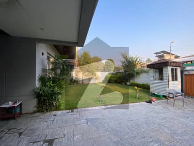 ایف ۔ 6 اسلام آباد میں 8 کمروں کا 1 کنال مکان 15.0 لاکھ میں کرایہ پر دستیاب ہے۔