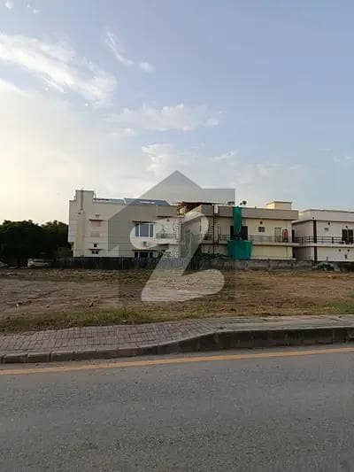 بحریہ ٹاؤن فیز 8 - ای کمرشل بحریہ ٹاؤن فیز 8,بحریہ ٹاؤن راولپنڈی,راولپنڈی میں 9 مرلہ کمرشل پلاٹ 7.6 کروڑ میں برائے فروخت۔