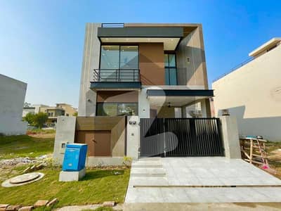 ڈی ایچ اے 9 ٹاؤن ڈیفنس (ڈی ایچ اے),لاہور میں 3 کمروں کا 5 مرلہ مکان 2.1 کروڑ میں برائے فروخت۔