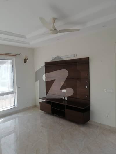 1 KANAL SLIGHTLY USED UPPER PORTION IS AVAILABLE FOR RENT ON TOP LOCATION OF VALENCIA TOWN LAHORE
