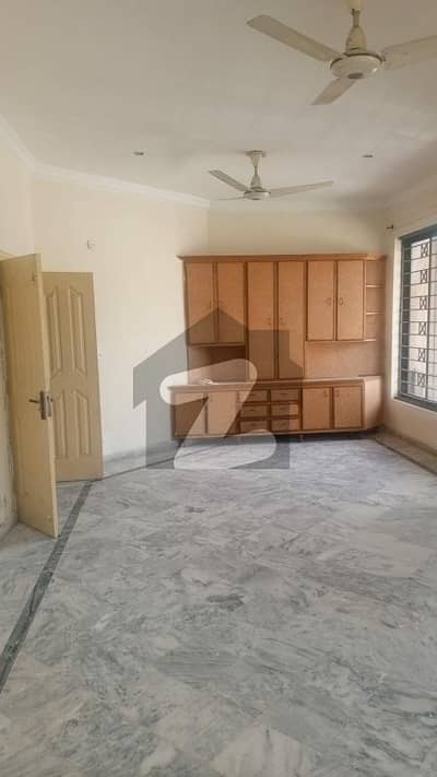 جی ۔ 11 اسلام آباد میں 3 کمروں کا 1 کنال بالائی پورشن 1.5 لاکھ میں کرایہ پر دستیاب ہے۔