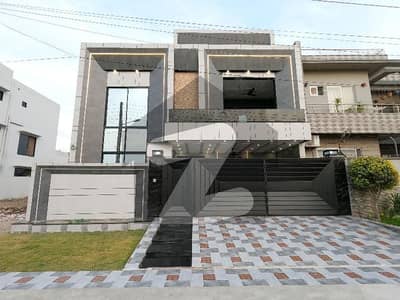 جوبلی ٹاؤن لاہور میں 6 کمروں کا 10 مرلہ مکان 4.35 کروڑ میں برائے فروخت۔