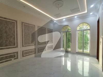 ایل ڈی اے ایوینیو لاہور میں 6 کمروں کا 10 مرلہ مکان 3.5 کروڑ میں برائے فروخت۔