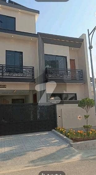 فیصل ٹاؤن فیز 1 - بلاک اے فیصل ٹاؤن فیز 1,فیصل ٹاؤن - ایف ۔ 18,اسلام آباد میں 6 کمروں کا 8 مرلہ مکان 3.7 کروڑ میں برائے فروخت۔