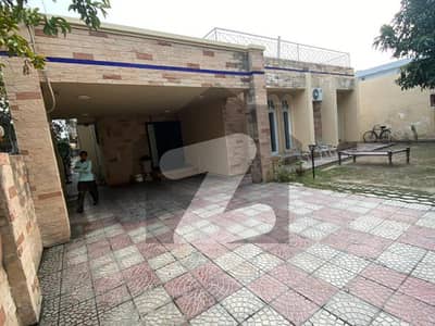 ڈی ایچ اے فیز 2 ڈیفنس (ڈی ایچ اے),لاہور میں 5 کمروں کا 1 کنال مکان 5.9 کروڑ میں برائے فروخت۔