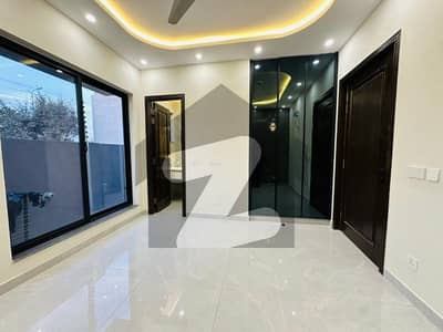 ڈی ایچ اے 9 ٹاؤن ڈیفنس (ڈی ایچ اے),لاہور میں 3 کمروں کا 5 مرلہ مکان 2.5 کروڑ میں برائے فروخت۔