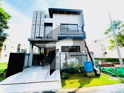 ڈی ایچ اے 9 ٹاؤن ڈیفنس (ڈی ایچ اے),لاہور میں 3 کمروں کا 5 مرلہ مکان 2.65 کروڑ میں برائے فروخت۔