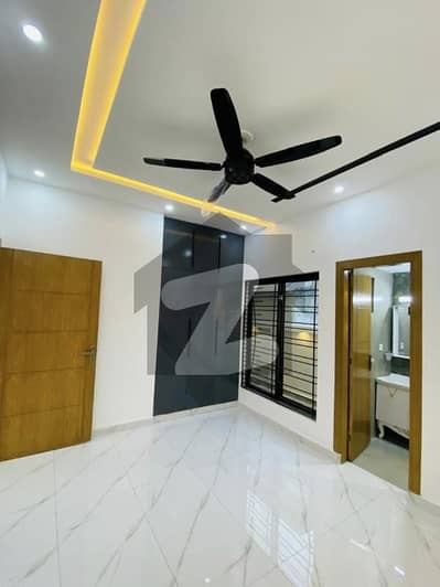 بحریہ ٹاؤن فیز 8 بحریہ ٹاؤن راولپنڈی,راولپنڈی میں 4 کمروں کا 5 مرلہ مکان 2.0 کروڑ میں برائے فروخت۔