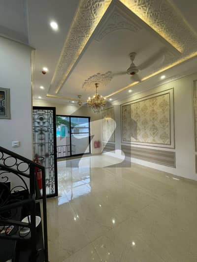 ڈی ایچ اے 9 ٹاؤن ۔ بلاک سی ڈی ایچ اے 9 ٹاؤن,ڈیفنس (ڈی ایچ اے),لاہور میں 4 کمروں کا 5 مرلہ مکان 1.35 لاکھ میں کرایہ پر دستیاب ہے۔